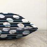 Siyah Zemin Üzerinde Beyaz Puantiyeli Dijital Baskılı Modern Raşel Kadife Yastık Kırlent Kılıfı Realhomes