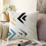 - Sonil-K-7745-Gorsel1 - Realhomes  Beyaz Zemin Üzerinde Renkli Geometrik Şekilli Dijital Baskılı Modern Raşel Kadife Yastık Kılıfı Realhomes