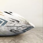 - Sonil-K-7745-Gorsel3 - Realhomes  Beyaz Zemin Üzerinde Renkli Geometrik Şekilli Dijital Baskılı Modern Raşel Kadife Yastık Kılıfı Realhomes