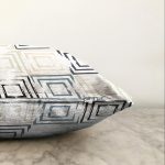 - Sonil-K-7746-Gorsel3 - Realhomes  Beyaz Zemin Üzerinde Renkli Geometrik Şekilli Dijital Baskılı Modern Raşel Kadife Yastık Kılıfı Realhomes