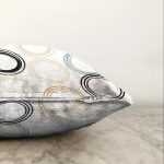 Beyaz Zemin Üzerinde Renkli Geometrik Şekilli Dijital Baskılı Modern Raşel Kadife Yastık Kılıfı Realhomes