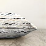 Beyaz Zeminli Renkli Zigzag Desenli Dijital Baskılı Modern Raşel Kadife Yastık Kırlent Kılıfı Realhomes