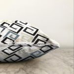 - Sonil-K-7750-Gorsel3 - Realhomes  Beyaz Zemin Üzerinde Renkli Geometrik Şekilli Dijital Baskılı Modern Raşel Kadife Yastık Kılıfı Realhomes