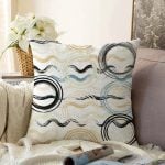 - Sonil-K-7751-Gorsel1 - Realhomes  Beyaz Zemin Üzerinde Renkli Geometrik Şekilli Dijital Baskılı Modern Raşel Kadife Yastık Kılıfı Realhomes