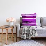 - Sonil-K-7756-Gorsel2 - Realhomes  Beyaz Zemin Üzerinde Mor Renkli Soyut Desenli Dijital Baskılı Modern Raşel Kadife Yastık Kılıfı Realhomes