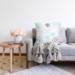 Beyaz Zemin Üzerinde Modern Çizgili Dijital Baskılı Modern Raşel Kadife Yastık Kırlent Kılıfı Realhomes