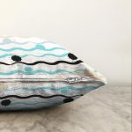 Beyaz Zeminli Renkli Zigzag Desenli Dijital Baskılı Modern Raşel Kadife Yastık Kırlent Kılıfı Realhomes