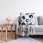 - Sonil-K-7768-Gorsel2 - Realhomes  Beyaz Zemin Üzerinde Renkli Geometrik Desenli Dijital Baskılı Modern Raşel Kadife Yastık Kılıfı Realhomes