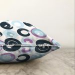 - Sonil-K-7768-Gorsel3 - Realhomes  Beyaz Zemin Üzerinde Renkli Geometrik Desenli Dijital Baskılı Modern Raşel Kadife Yastık Kılıfı Realhomes