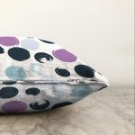 - Sonil-K-7769-Gorsel3 - Realhomes Beyaz Zeminli Renkli Puantiyeli Dijital Baskılı Modern Raşel Kadife Yastık Kırlent Kılıfı Realhomes