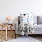 Beyaz Zemin Üzerinde Renkli Geometrik Desenli Dijital Baskılı Modern Raşel Kadife Yastık Kılıfı Realhomes