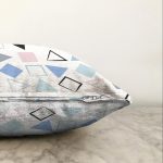 Beyaz Zemin Üzerinde Renkli Geometrik Desenli Dijital Baskılı Modern Raşel Kadife Yastık Kılıfı Realhomes