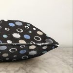 Siyah Zemin Üzerinde Renkli Modern Geometrik Desenli Raşel Kadife Yastık Kırlent Kılıfı Realhomes