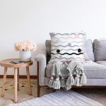 Beyaz Zemin Üzerinde Modern Çizgili Zigzag Desen Modern Raşel Kadife Yastık Kırlent Kılıfı Realhomes