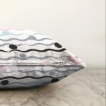 Beyaz Zemin Üzerinde Modern Çizgili Zigzag Desen Modern Raşel Kadife Yastık Kırlent Kılıfı Realhomes