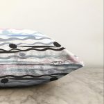 - Sonil-K-7779-Gorsel3 - Realhomes Beyaz Zemin Üzerinde Modern Çizgili Zigzag Desen Modern Raşel Kadife Yastık Kırlent Kılıfı Realhomes