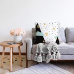 - Sonil-K-7780-Gorsel2 - Realhomes Beyaz Zemin Üzerinde Gold Detaylı Modern Manzara Desenli Raşel Kadife Yastık Kırlent Kılıfı Realhomes