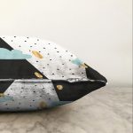 - Sonil-K-7780-Gorsel3 - Realhomes Beyaz Zemin Üzerinde Gold Detaylı Modern Manzara Desenli Raşel Kadife Yastık Kırlent Kılıfı Realhomes