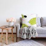 Beyaz Zemin Üzerinde Modern Renkli Yaprak Desenli Modern Raşel Kadife Yastık Kırlent Kılıfı Realhomes