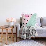 Beyaz Zeminli Renkli Modern Desenli Dijital Baskılı Modern Raşel Kadife Yastık Kırlent Kılıfı Realhomes