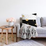 - Sonil-K-7783-Gorsel2 - Realhomes  Beyaz Zemin Üzerinde Gold Detaylı Siyah Puantiye Desenli Raşel Kadife Yastık Kırlent Kılıfı Realhomes