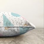 - Sonil-K-7785-Gorsel3 - Realhomes  Beyaz Zemin Üzerinde Renkli Modern Desenli Siyah Puantiyeli Raşel Kadife Yastık Kırlent Kılıfı Realhomes