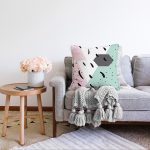 - Sonil-K-7786-Gorsel2 - Realhomes Renkli Zemin Üzerinde Modern Desenli Siyah Puantiyeli Raşel Kadife Yastık Kırlent Kılıfı Realhomes