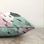 - Sonil-K-7786-Gorsel3 - Realhomes Renkli Zemin Üzerinde Modern Desenli Siyah Puantiyeli Raşel Kadife Yastık Kırlent Kılıfı Realhomes