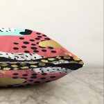 - Sonil-K-7789-Gorsel3 - Realhomes Renkli Zemin Üzerinde Gold Detaylı Modern Desenli Modern Raşel Kadife Yastık Kırlent Kılıfı Realhomes