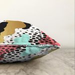 - Sonil-K-7790-Gorsel3 - Realhomes Renkli Zemin Üzerinde Gold Detaylı Modern Desenli Modern Raşel Kadife Yastık Kırlent Kılıfı Realhomes