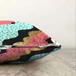 Renkli Zemin Üzerinde Gold Detaylı Modern Desenli Modern Raşel Kadife Yastık Kırlent Kılıfı Realhomes