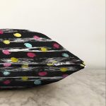 Siyah Zemin Üzerinde Renkli Puantiyeli Desenli Modern Raşel Kadife Yastık Kırlent Kılıfı Realhomes