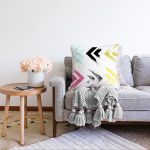 Beyaz Zemin Üzerinde Renkli Geometrik Desenli Dijital Baskılı Modern Raşel Kadife Yastık Kılıfı Realhomes