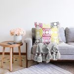 Beyaz Zemin Üzerinde Renkli Geometrik Desenli Dijital Baskılı Modern Raşel Kadife Yastık Kılıfı Realhomes