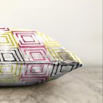 Beyaz Zemin Üzerinde Renkli Geometrik Desenli Dijital Baskılı Modern Raşel Kadife Yastık Kılıfı Realhomes