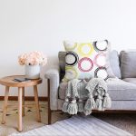 Beyaz Zemin Üzerinde Renkli Geometrik Desenli Dijital Baskılı Modern Raşel Kadife Yastık Kılıfı Realhomes