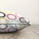 Beyaz Zemin Üzerinde Renkli Geometrik Desenli Dijital Baskılı Modern Raşel Kadife Yastık Kılıfı Realhomes