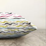 - Sonil-K-7804-Gorsel3 - Realhomes Beyaz Zemin Üzerinde Renkli Modern Zigzag Desenli Modern Raşel Kadife Yastık Kırlent Kılıfı Realhomes