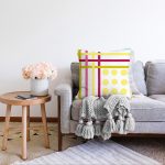 Beyaz Zemin Üzerinde Modern Renkli Çizgili Sarı Puantiyeli Raşel Kadife Yastık Kırlent Kılıfı Realhomes