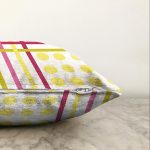 Beyaz Zemin Üzerinde Modern Renkli Çizgili Sarı Puantiyeli Raşel Kadife Yastık Kırlent Kılıfı Realhomes