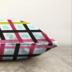 - Sonil-K-7809-Gorsel3 - Realhomes Beyaz Zemin Üzerinde Modern Renkli Çizgili Puantiye Desenli Raşel Kadife Yastık Kırlent Kılıfı Realhomes