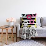 - Sonil-K-7812-Gorsel2 - Realhomes Beyaz Zemin Üzerinde Siyah Çizgili Renkli Geometrik Desenli Raşel Kadife Yastık Kırlent Kılıfı Realhomes