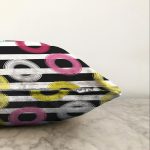 - Sonil-K-7812-Gorsel3 - Realhomes Beyaz Zemin Üzerinde Siyah Çizgili Renkli Geometrik Desenli Raşel Kadife Yastık Kırlent Kılıfı Realhomes