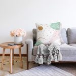 Beyaz Zemin Üzerinde Renkli Soyut Desenli Raşel Kadife Yastık Kırlent Kılıfı Realhomes