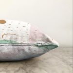 Beyaz Zemin Üzerinde Renkli Soyut Desenli Raşel Kadife Yastık Kırlent Kılıfı Realhomes