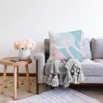 - Sonil-K-7819-Gorsel2 - Realhomes  Beyaz Zemin Üzerinde Renkli Soyut Desenli Raşel Kadife Yastık Kırlent Kılıfı Realhomes