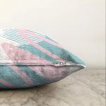 - Sonil-K-7819-Gorsel3 - Realhomes  Beyaz Zemin Üzerinde Renkli Soyut Desenli Raşel Kadife Yastık Kırlent Kılıfı Realhomes