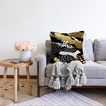 Siyah Zemin Üzerinde Gold Detaylı Modern Desenli Modern Raşel Kadife Yastık Kırlent Kılıfı Realhomes