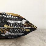 Siyah Zemin Üzerinde Gold Detaylı Modern Desenli Modern Raşel Kadife Yastık Kırlent Kılıfı Realhomes