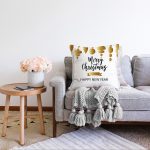 - Sonil-K-7823-Gorsel2 - Realhomes  Beyaz Zemin Üzerinde Gold Detaylı Merry Christmas Yazılı Raşel Kadife Yastık Kırlent Kılıfı Realhomes